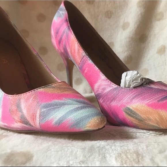 NWT Liliana Multicolored Pastel Floral & Leaf Print Classic Heels, 8.5 - Picture 10 of 16